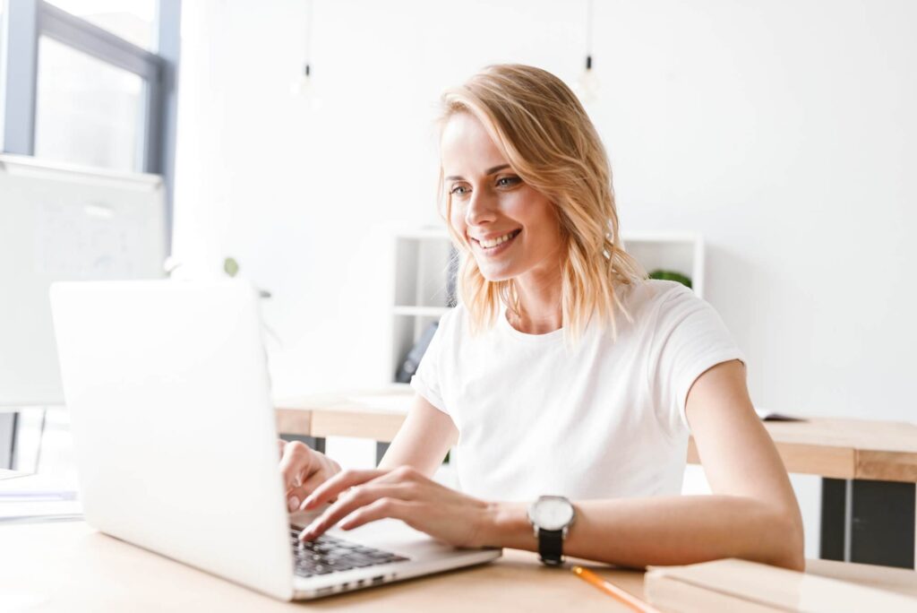 smiling-businesswoman-working-on-laptop-computer